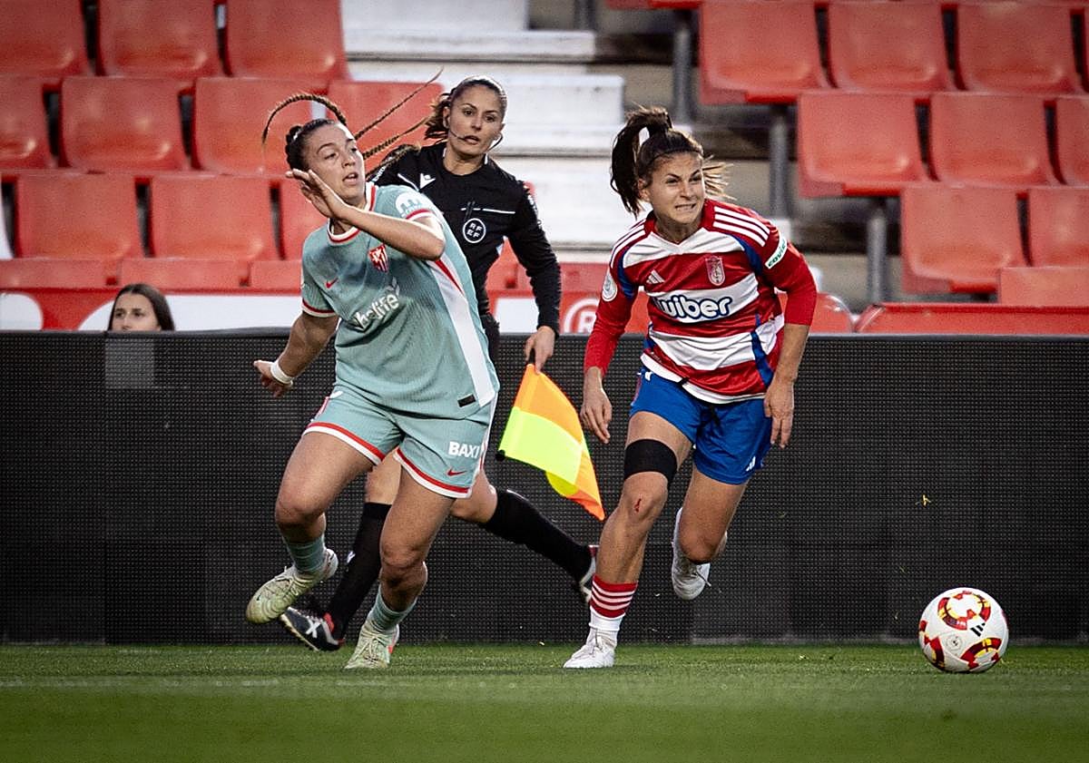 Imagen principal - Laura Pérez, Ari Mingueza y Ornella Vignola, durante el partido. 