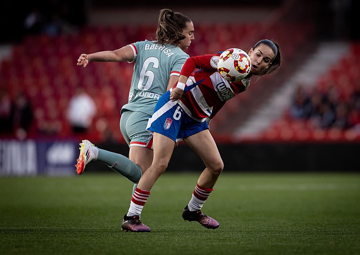 Imagen secundaria 1 - Laura Pérez, Ari Mingueza y Ornella Vignola, durante el partido. 