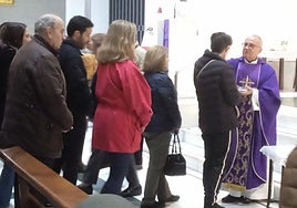 Multitudinaria imposición de cenizas en la parroquia de Santa Teresa, en el barrio de Oliveros.