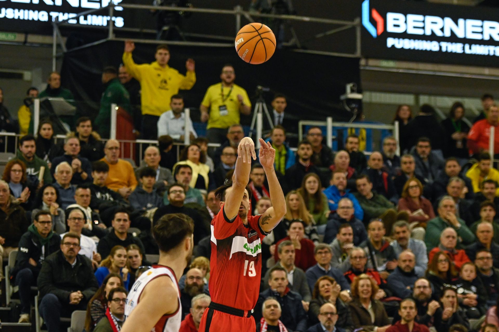 El capitán del Covirán Pere Tomàs anota con un lanzamiento triple totalmente liberado.