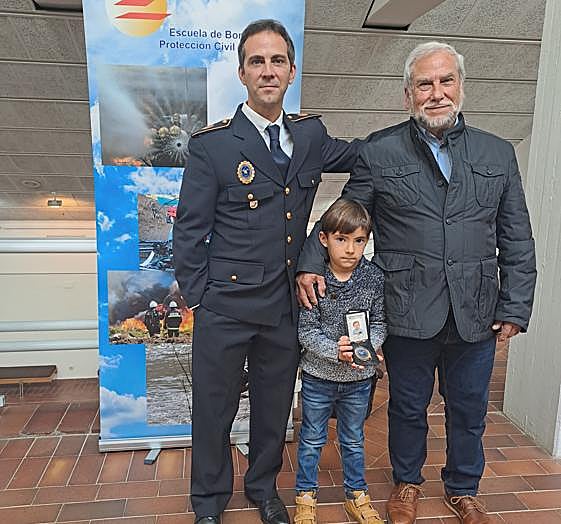 Néstor protagonizó el video junto a su padre y su abuelo, también del Cuerpo.