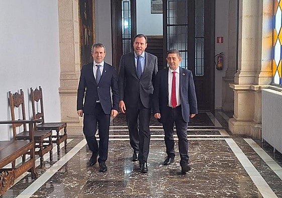 Julio Millán, Óscar Puente y Paco Reyes llegan juntos al salón de plenos de la Diputación.