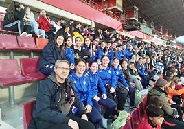 Eva Montosa, de negro, con sus jugadoras.