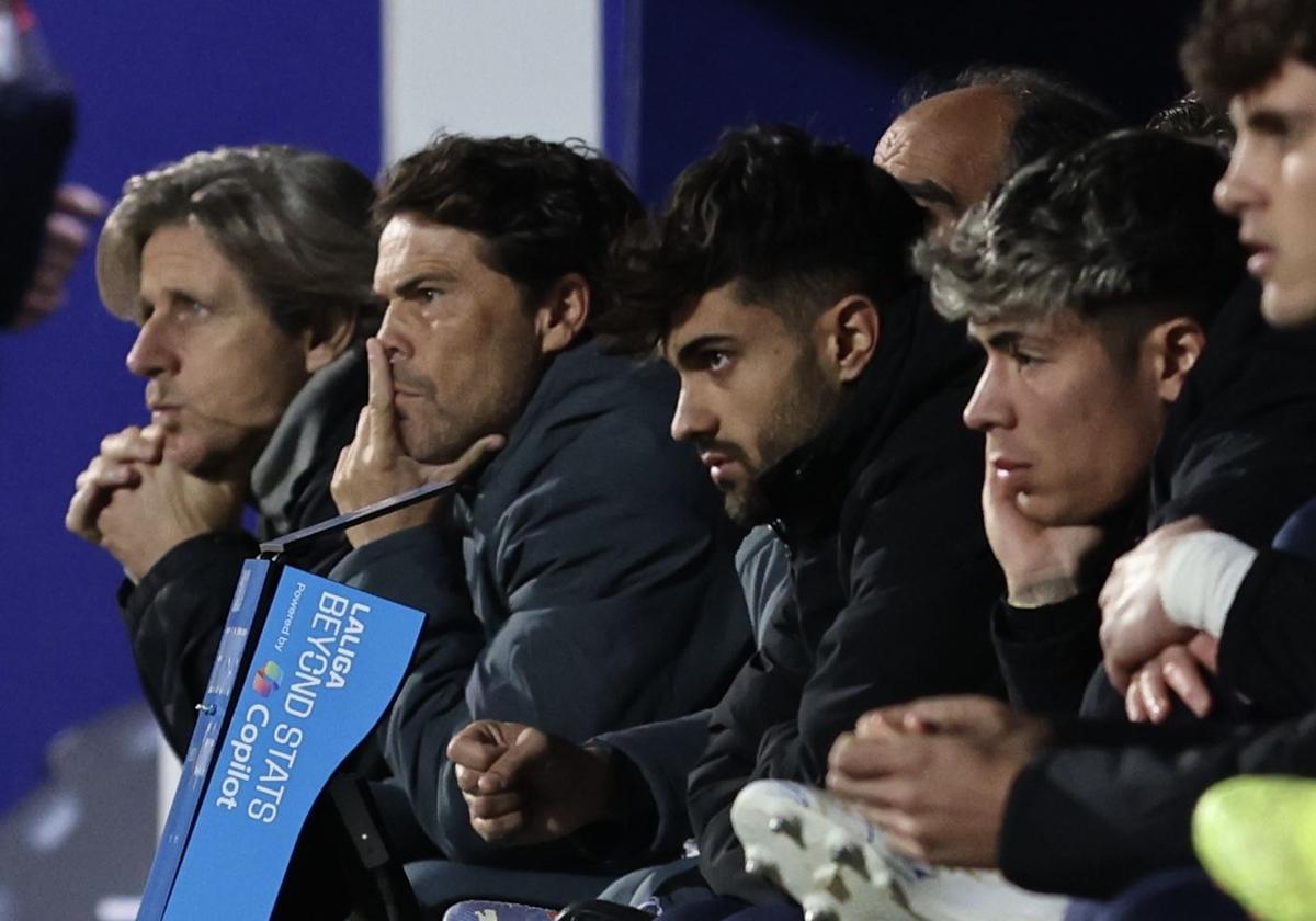 Caras de contrariedad en el banquillo de la UD Almería.