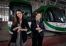 Cristina Jiménez y Maite Carpintero, en el metro.