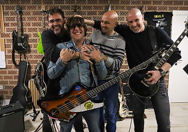 Los amigos abrazan a Antonio 'Toni Tuercas' Huertas, al terminar una sesión de ensayo.