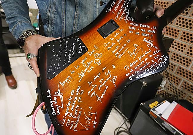 El personal sanitario del hospital firmó la guitarra de Antonio durante las sesiones de radioterapia.