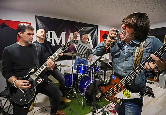 Antonio Huertas canta en un ensayo de Imala, junto a Raúl Alguacil, Miguel Escobar y Rafael Rodríguez.