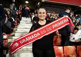María José Mesa posa con su bufanda durante el encuentro de la Copa de la Reina en Los Cármenes.