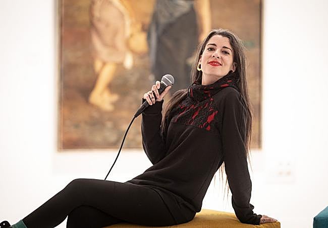 Carmencita Calavera, micrófono en mano.