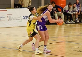 Laura Martínez (d) protege el balón en un partido anterior.