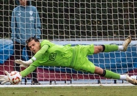 Bruno Iribarne ataja el penalti que hubiese supuesto el empate, en la ida.