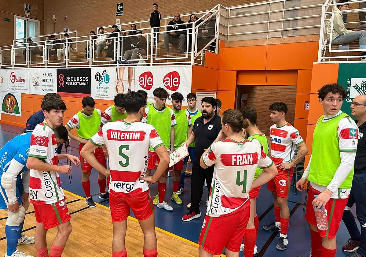 El equipo escucha indicaciones.