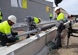La Junta inicia la instalación de postes de catenaria en la prolongación sur del metro de Granada
