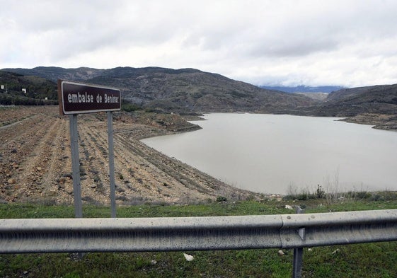 Vista del embalse de Benínar, en la jornada de ayer, con poco agua.