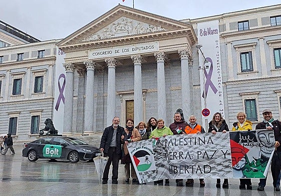 Miembros de la Plataforma de Linares por Palestina frente al Congreso de los Diputados en Madrid.