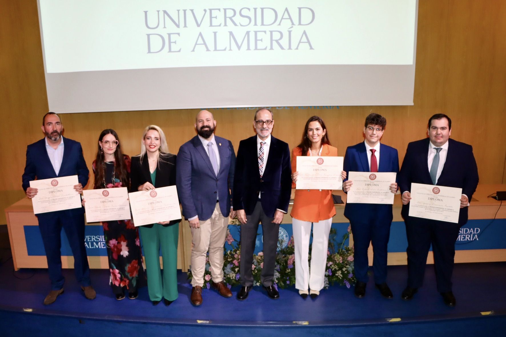 Foto de familia de organizadores y mejores expedientes de Derecho de la UAL.