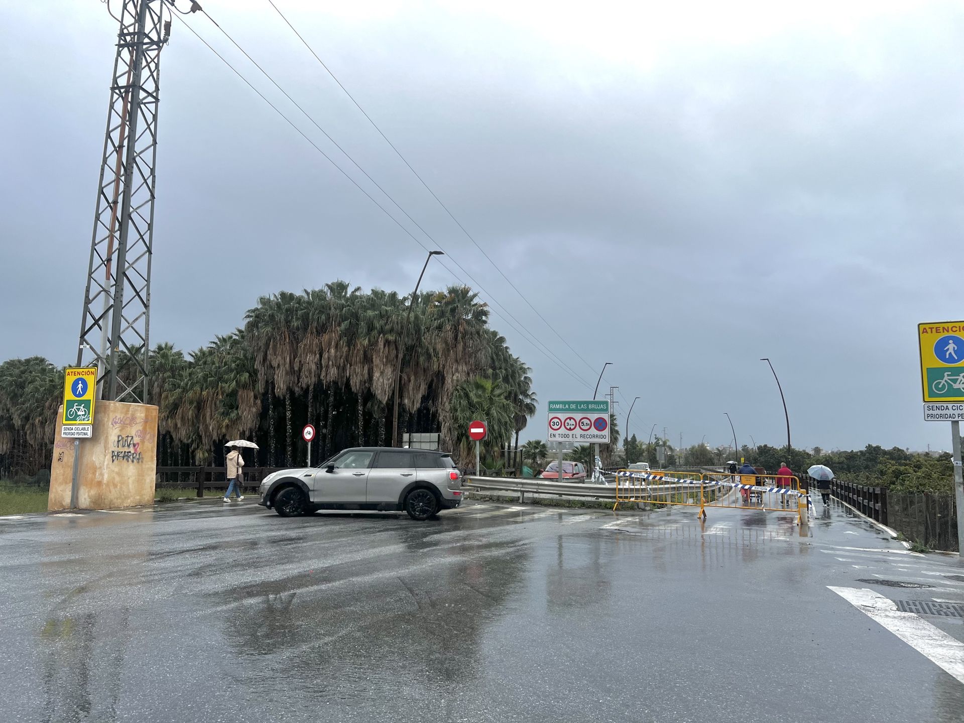 Rambla de las Brujas cortada en dirección a la playa.