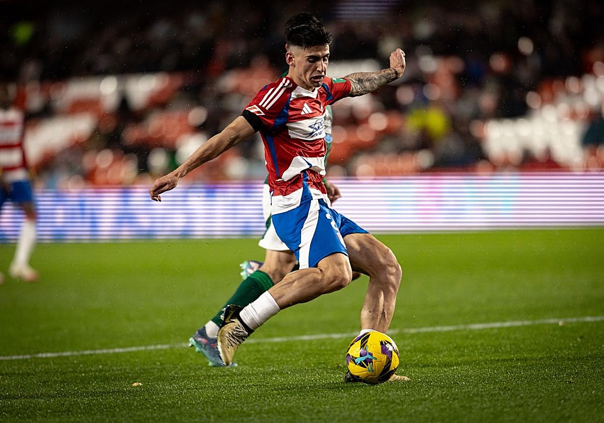 El rojiblanco Rubén Sánchez golpea el balón para marcar al Racing de Ferrol.