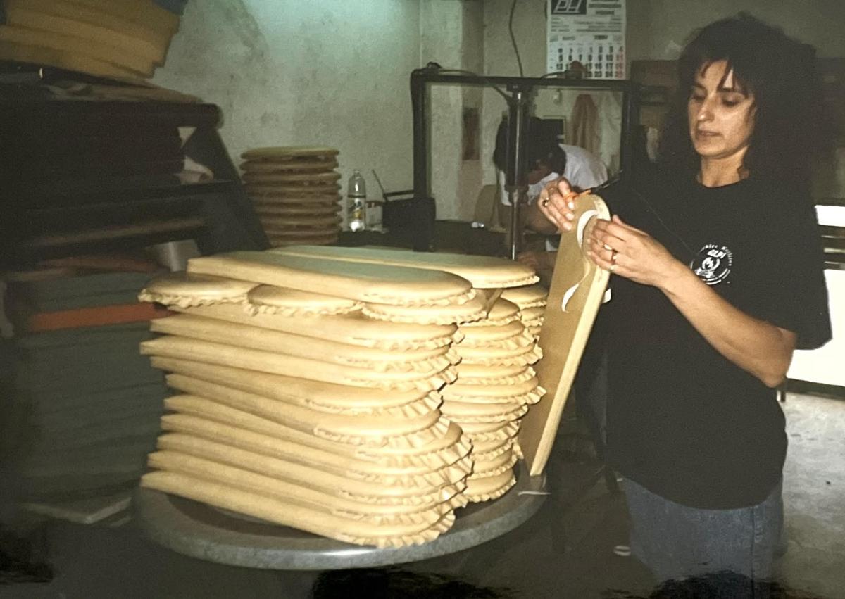 Imagen secundaria 1 - Los inicios. Inmaculada Almazán en una imagen de hace tres décadas (en el centro) y abajo y arriba empleados en los inicios de la empresa. 