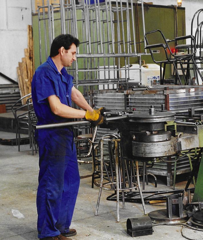 Imagen secundaria 2 - Los inicios. Inmaculada Almazán en una imagen de hace tres décadas (en el centro) y abajo y arriba empleados en los inicios de la empresa. 