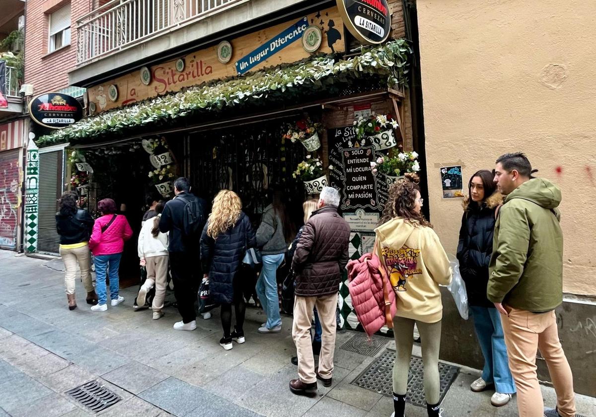 El principio de la cola para entrar a La Sitarilla, en San Miguel Alta.