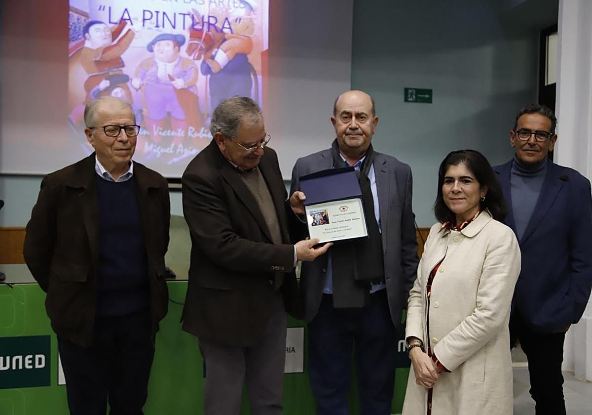 Juan Vicente Rubio recibió un recuerdo de manos de Juan Rafael Aguilera.