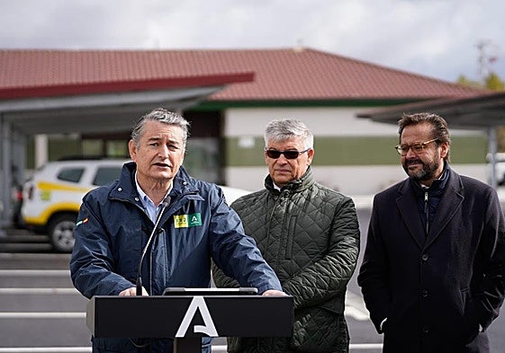 El consejero Antonio Sanz flanqueado por el alcalde de Guadix Jesús Lorente y el delegado de la Junta en Granada, Antonio Granados, en la inauguración de Hernán Valle.