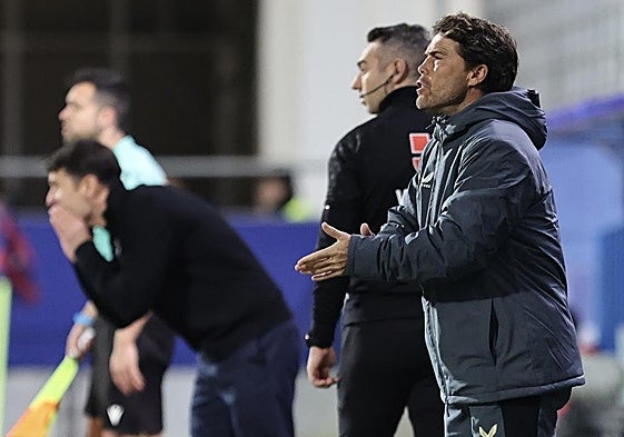 Rubi arenga a sus jugadores en el partido del viernes en Ipurua.