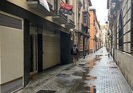 Un garaje en una calle del centro de Granada.
