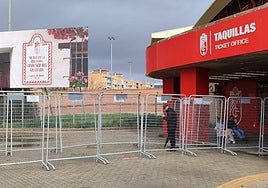 Menos de una decena de aficionados aguardan en las taquillas para comprar entradas del duelo ante el Cádiz.
