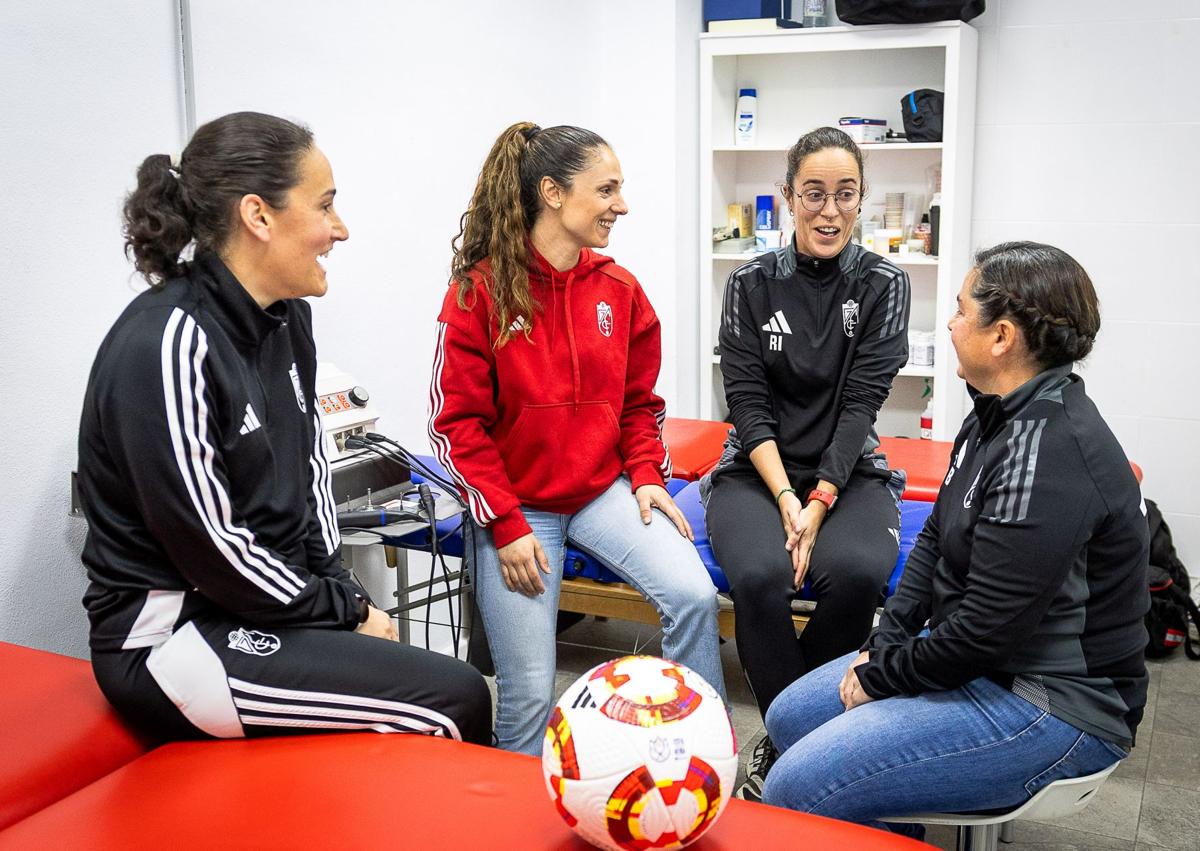 Imagen secundaria 1 - Las trabajadoras granadinistas en la Ciudad Deportiva. 