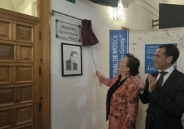 Carmen Linares desvela la placa con su nombre