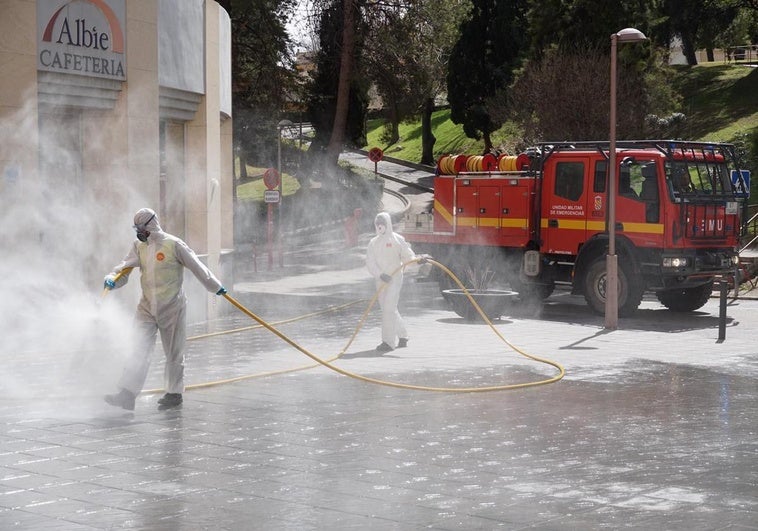 Labores de desinfección de la UME en el Hospital Universitario de Jaén, en marzo de 2020.