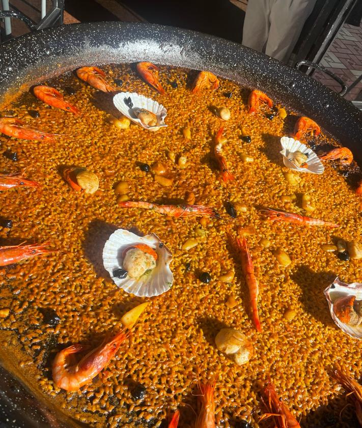 Imagen secundaria 2 - Las paellas valencianas gigantes a domicilio que arrasan en Granada: «El socarrat es innegociable»