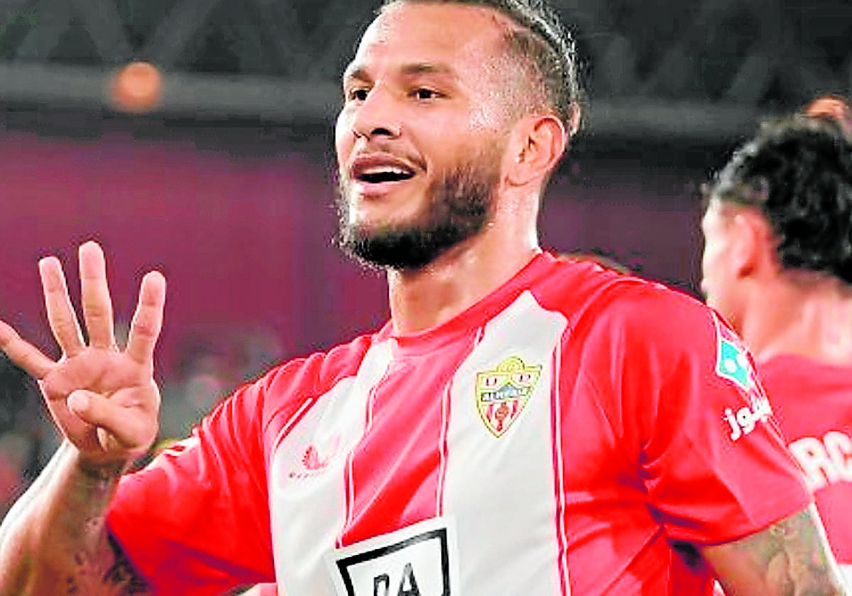 Solo Panichelli y el 'fantasma' de Uzuni siguen la estela goleadora de Luis Javier