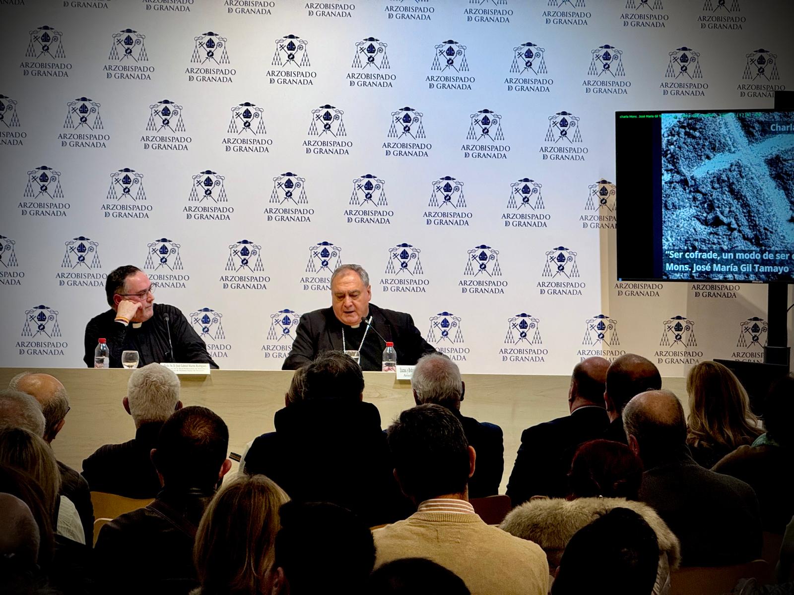 José María Gil Tamayo, arzobispo de Granada, en su charla cuaresmal con los cofrades granadinos en la curia diocesana (centro Nuevo Inicio)