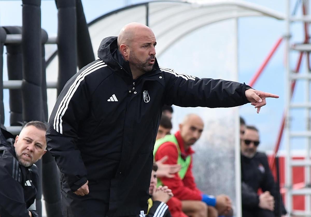 Raúl Barroso da indicaciones a sus futbolistas durante el último partido en casa.