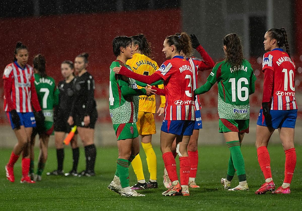 Las futbolistas del Granada y del Atlético se saludan y felicitan tras el partido.