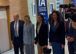 Llegada de la reina Letizia, acompañada de Yolanda Díaz y la alcaldesa de Almería, María del Mar Vázque.