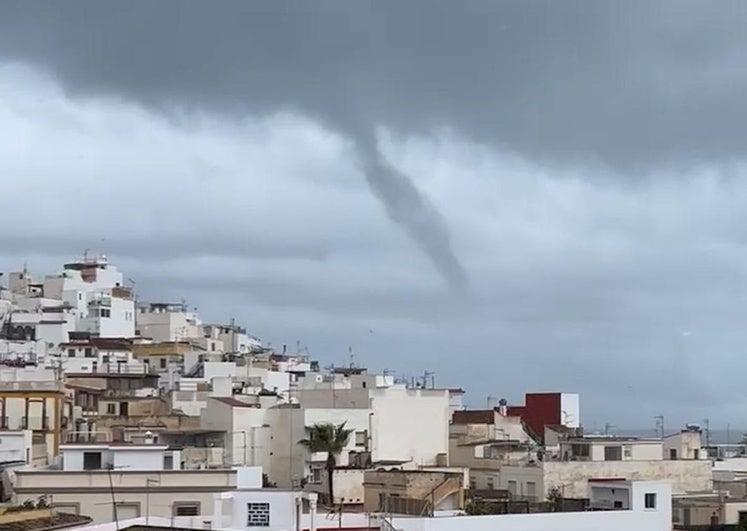Una espectacular manga marina sorprende a los vecinos de Almuñécar