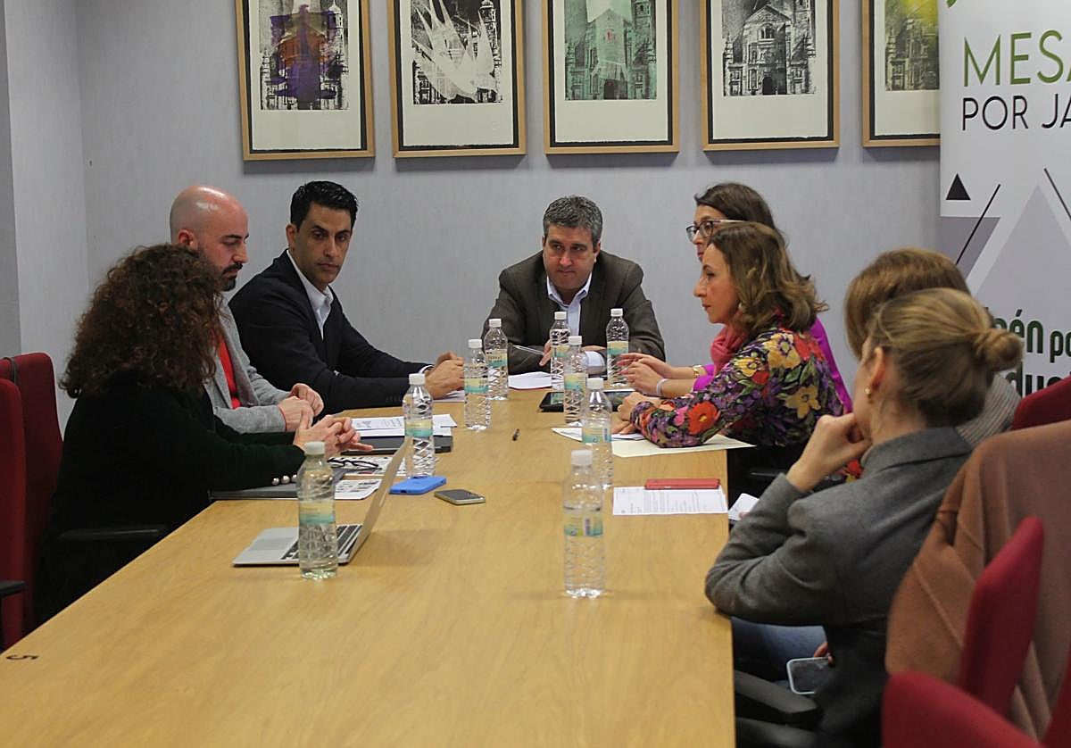 Los participantes conversan sobre el potencial de la investigación jienense.