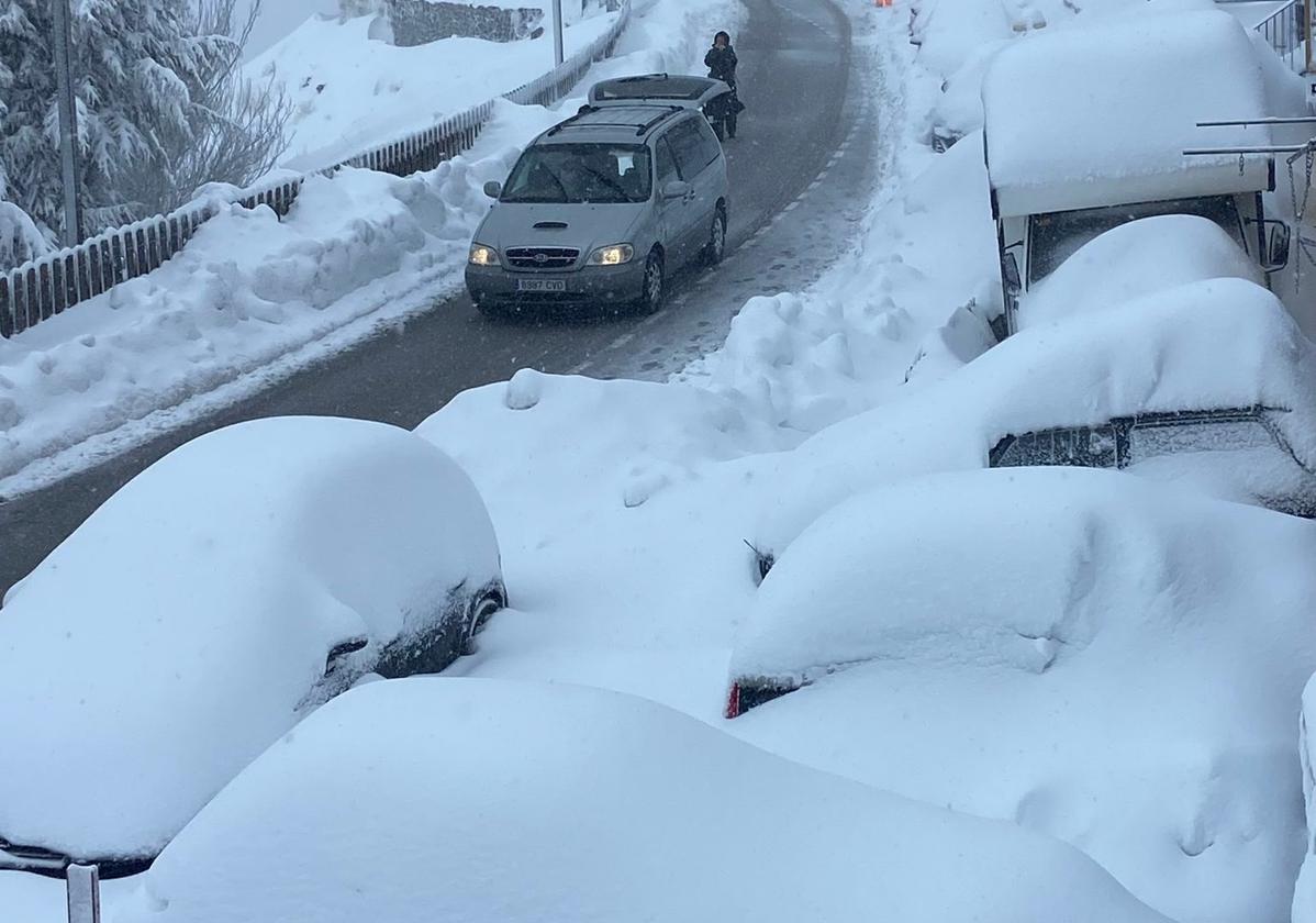 Coches completamento cubiertos de nieve en Sierra Nevada este viernes.