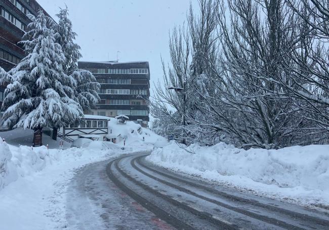 Nieve acumulada en las calles de Pradollano
