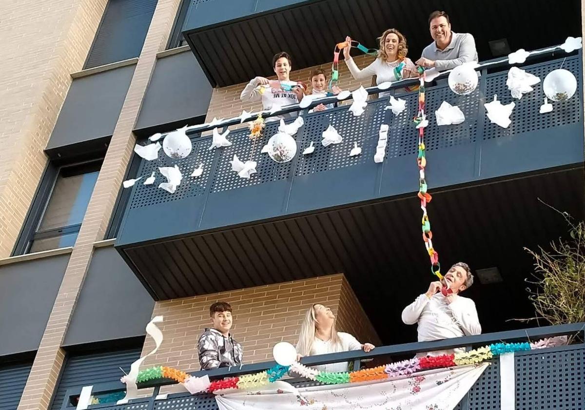 Imagen principal - Una de las fiestas organizadas en la urbanización, en 2020. 
