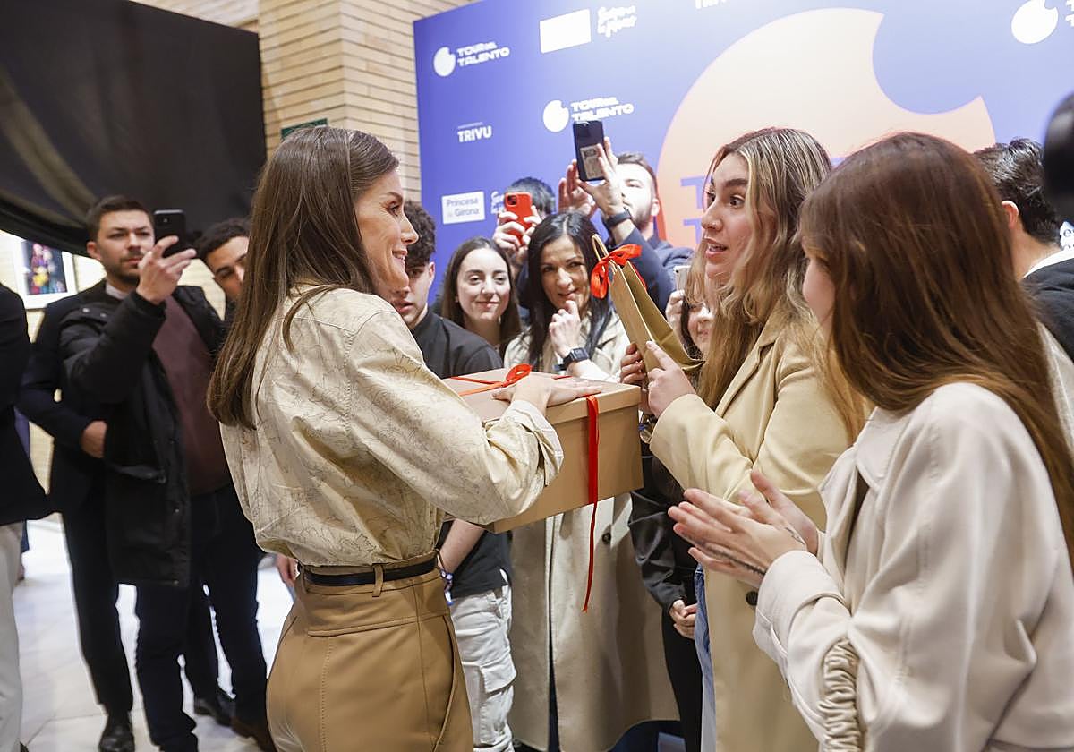 La Reina recibe un regalo al concluir la ceremonia del Tour del Talento.