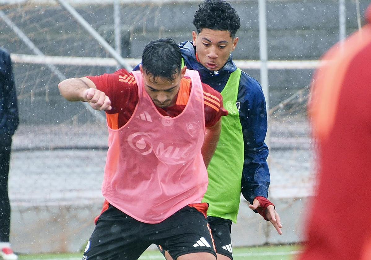 Entrenamiento minero bajo la lluvia.