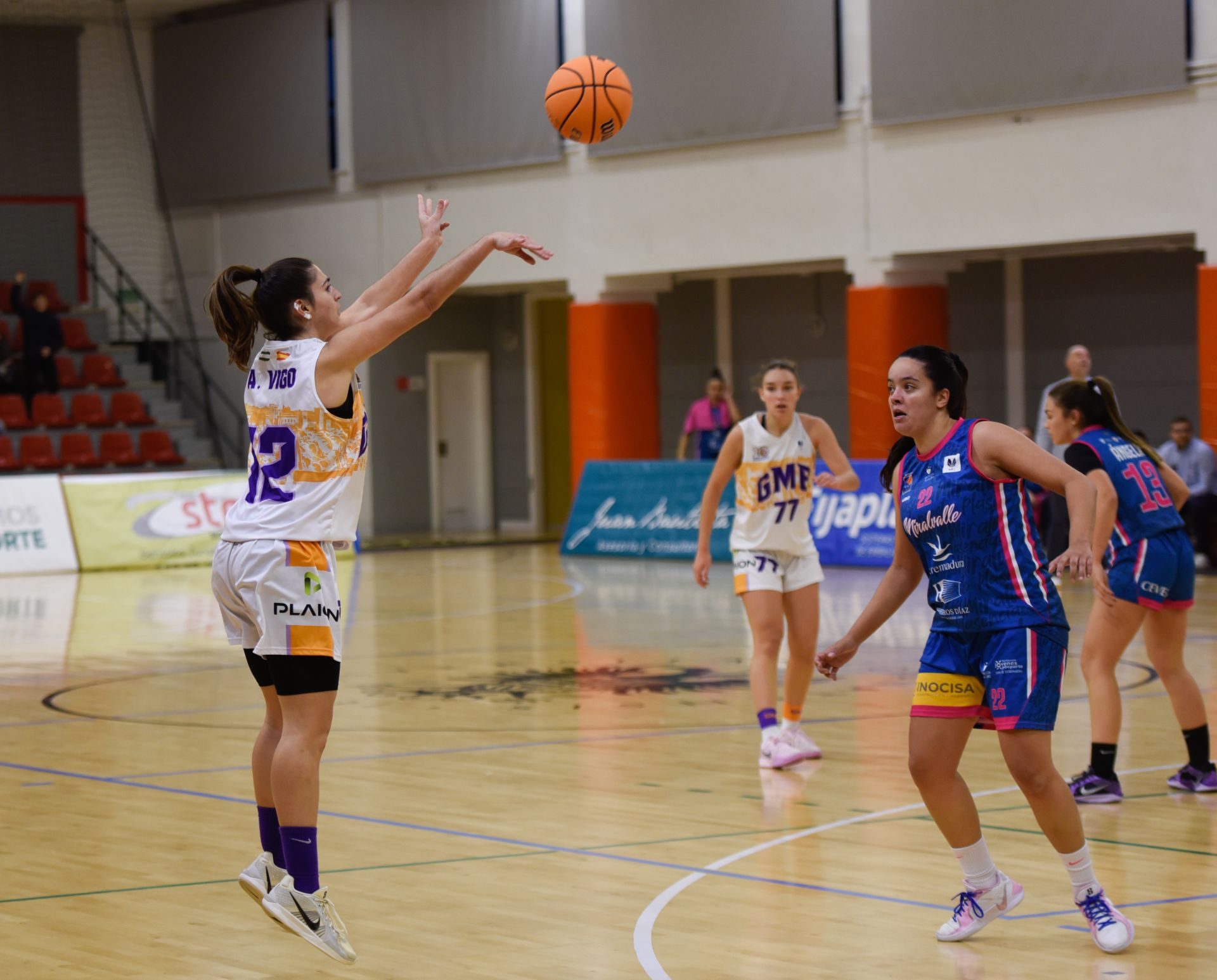 Alba Vigo lanza a canasta en el pabellón de Fuentenueva.