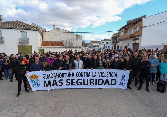 Vecinos de Guadahortuna, en la concentración por su seguridad.