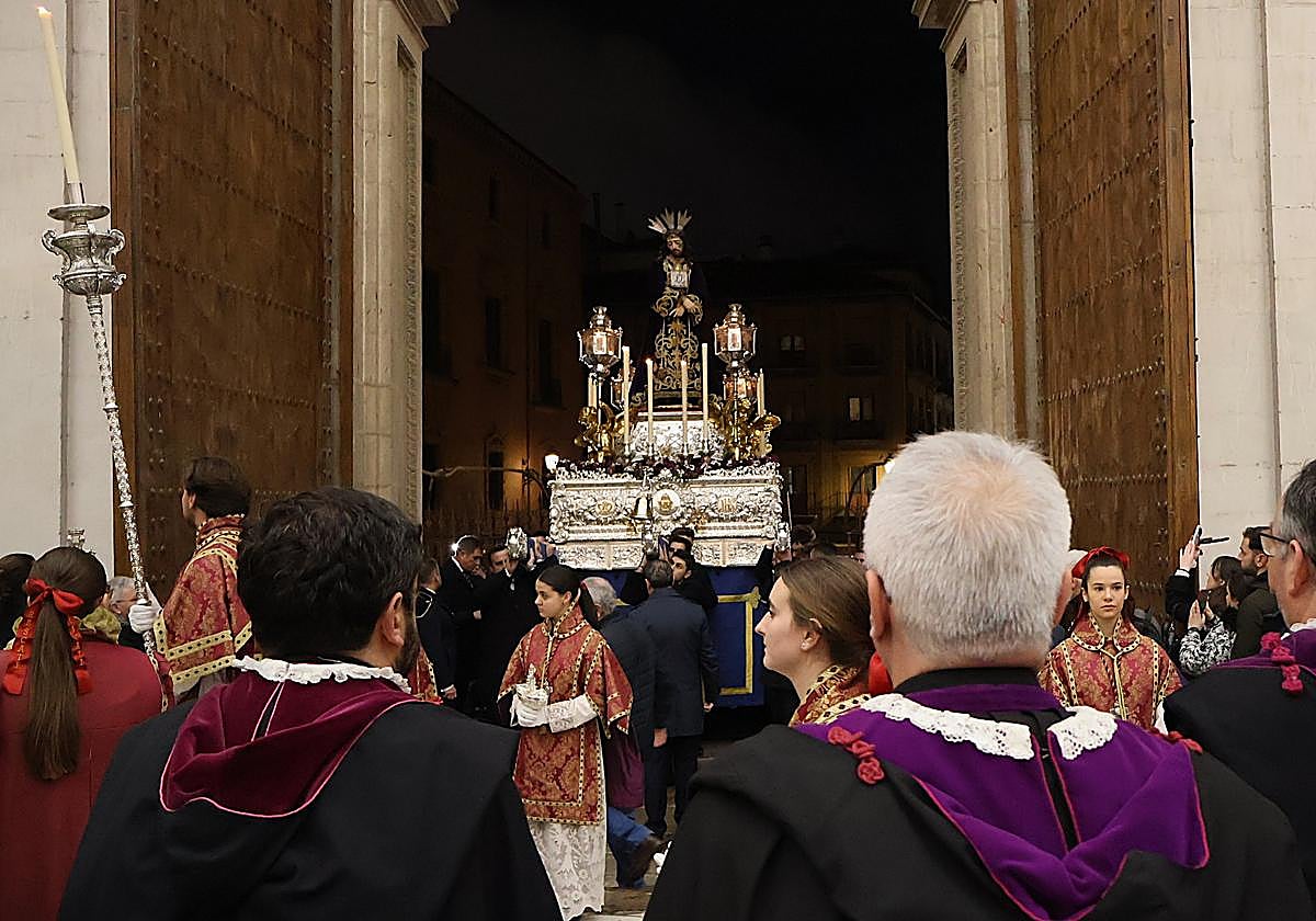 La amenaza de lluvia no impidió la presencia del Señor de Granada en la Catedral